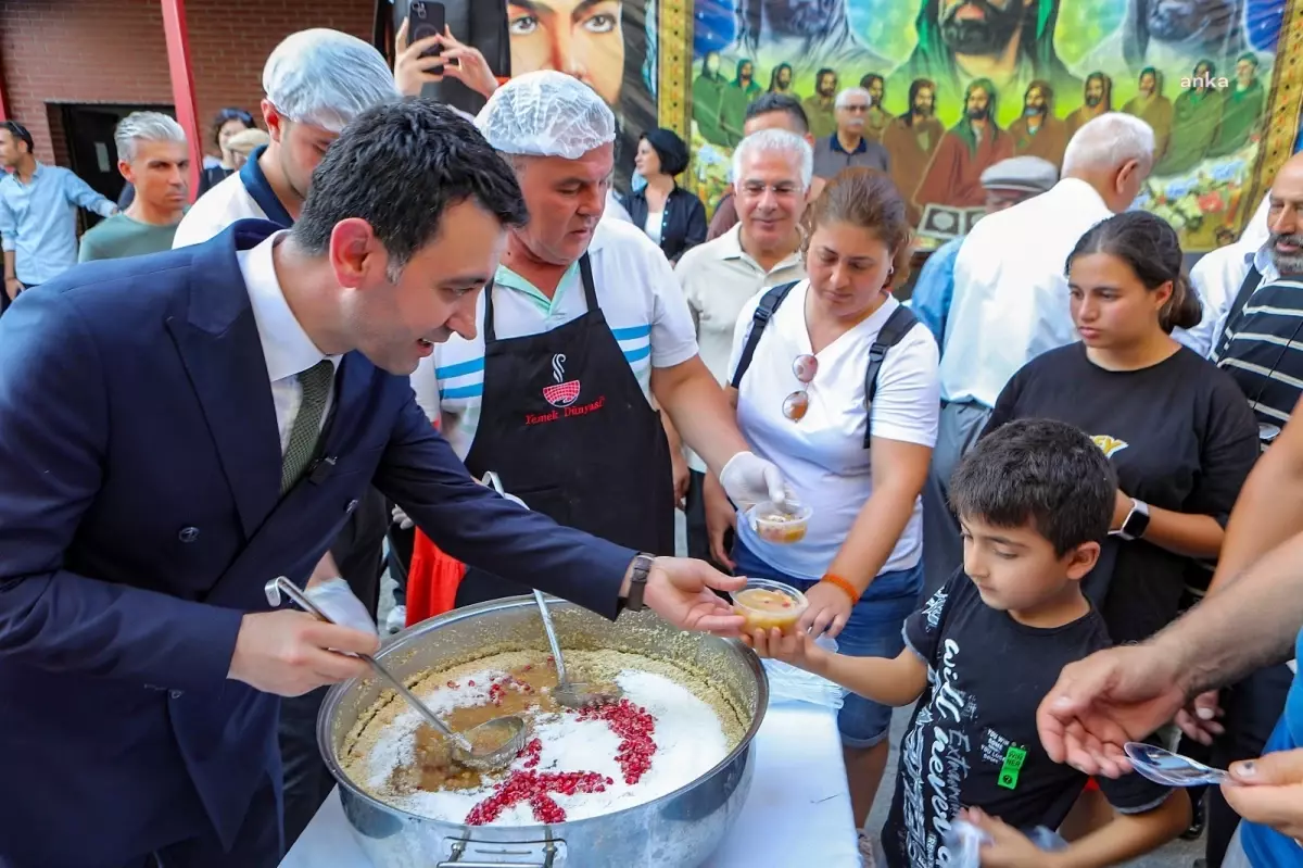 Bayraklı Belediyesi Muharrem Ayı İçin Aşure Dağıttı