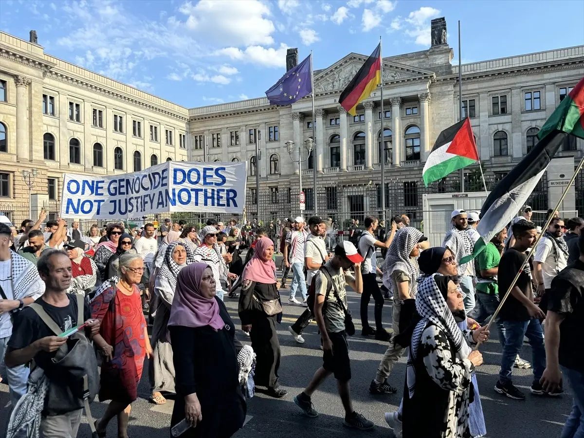 Berlin\'de Filistin\'e Destek Yürüyüşünde Polis Sert Müdahalede Bulundu