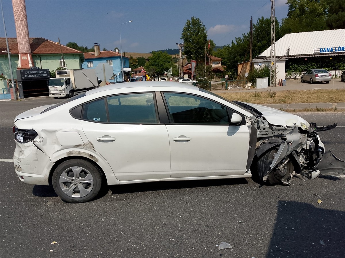 Bilecik\'te Otomobil ile Tır Çarpıştı: 1 Yaralı