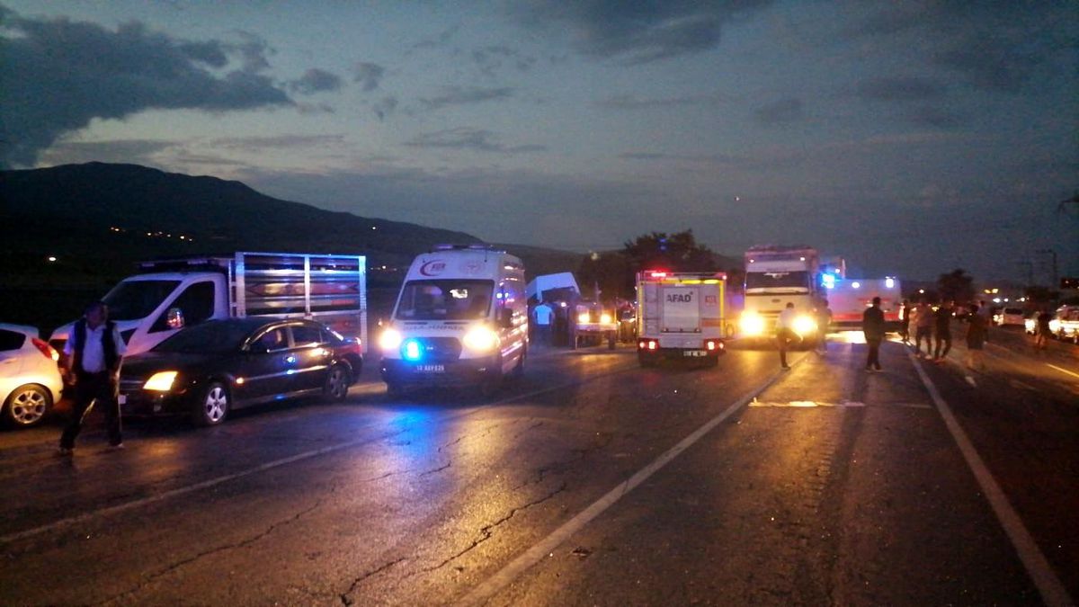 Bitlis-Tatvan karayolunda trafik kazası: 1\'i ağır 6 yaralı