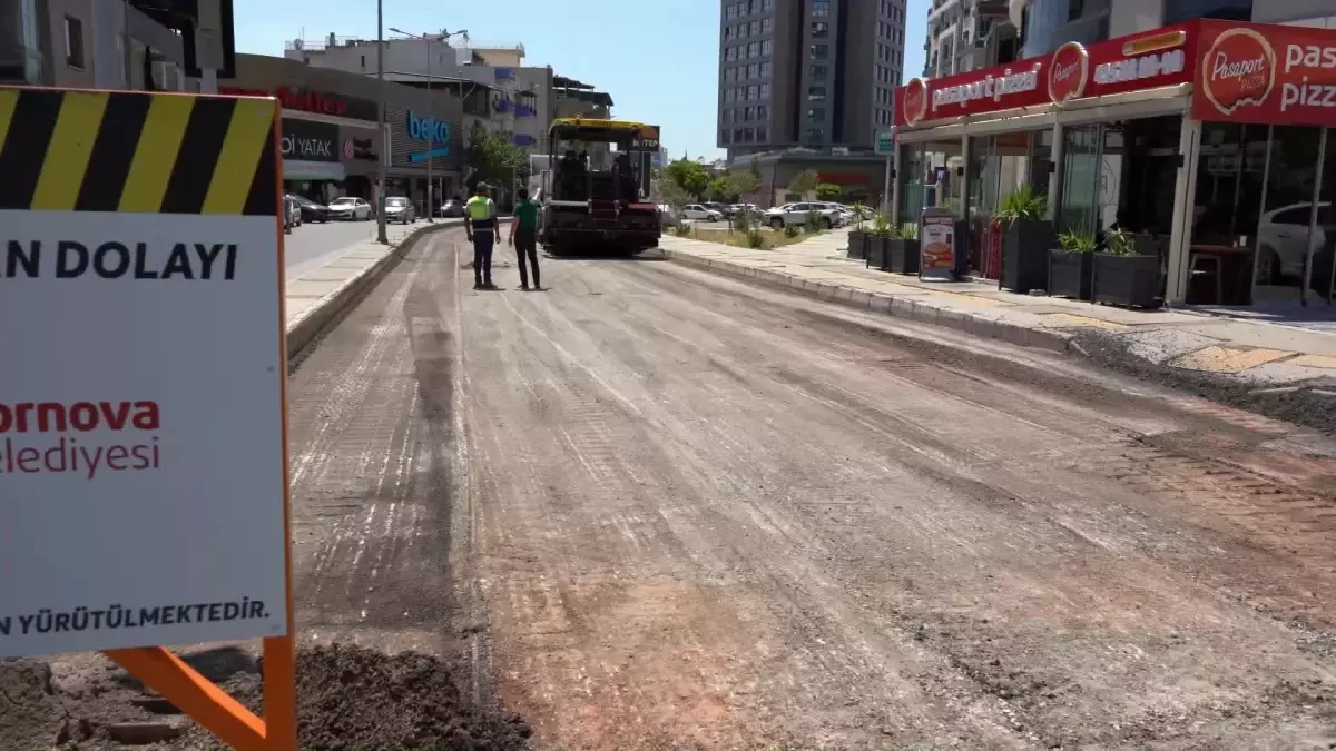 Bornova Belediyesi Yıldırım Beyazıt Caddesi\'nde Asfalt Çalışmalarına Başladı