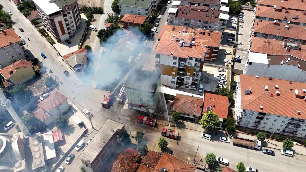 Tokat\'ta 4 Katlı Binanın Çatı Katında Yangın Çıktı