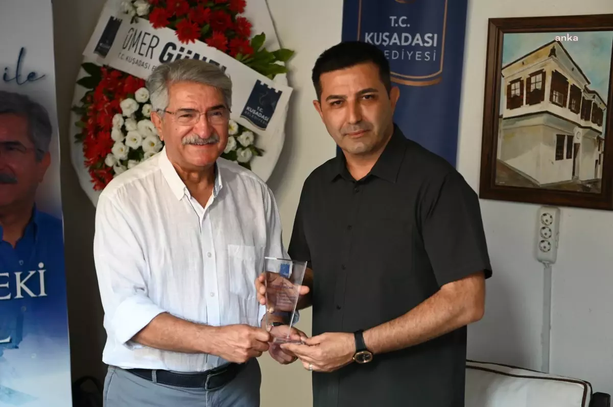 Eski Kültür ve Turizm Bakanı Fikri Sağlar Kuşadası\'nda imza gününde