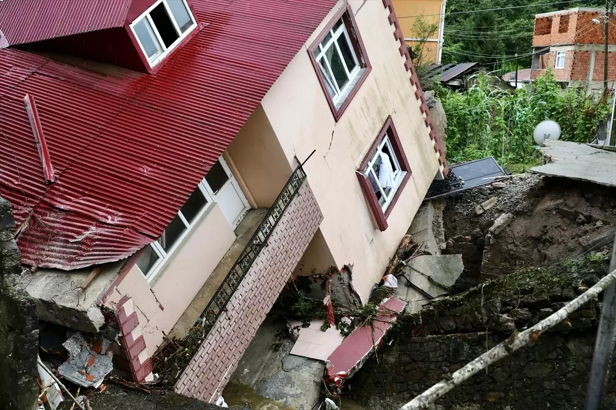 Giresun\'da sağanak nedeniyle ev yan yattı, ev ve iş yerleri su altında kaldı