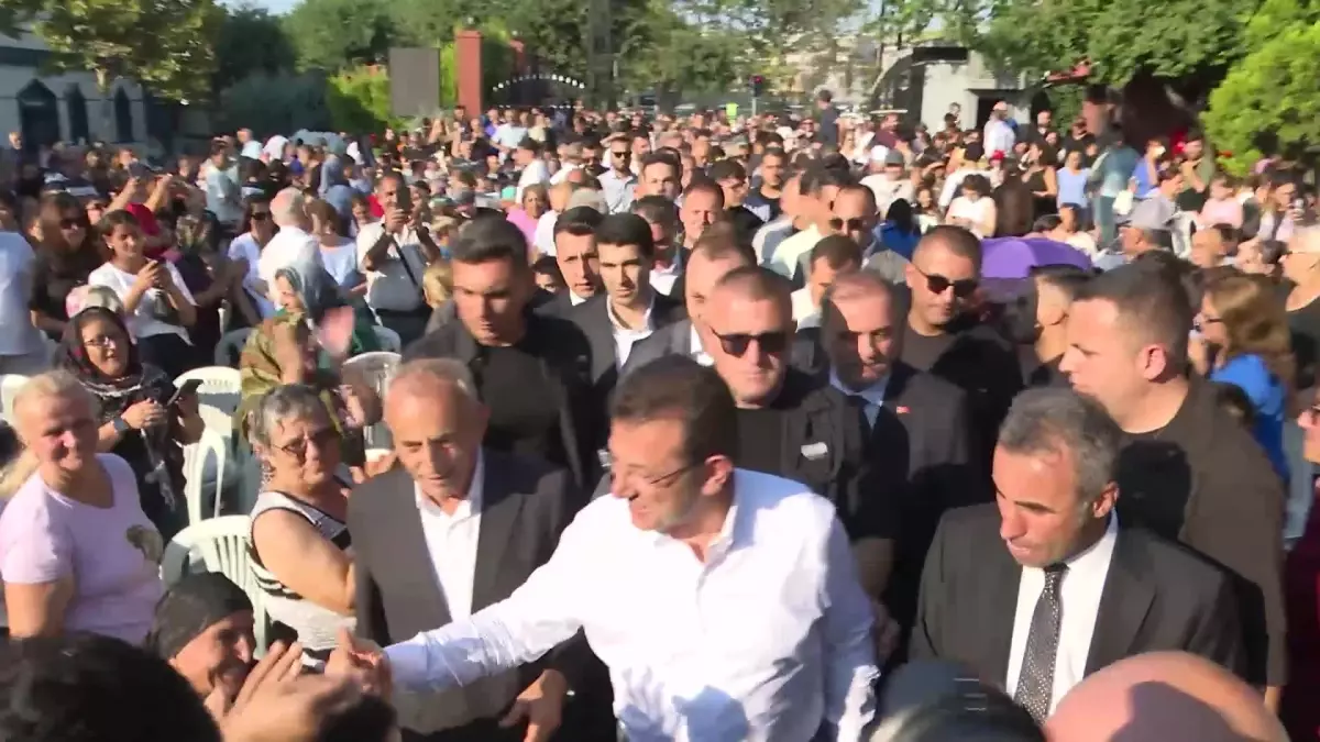 İBB Başkanı Ekrem İmamoğlu, Alevi Vatandaşların Aşure Lokmasına Ortak Oldu