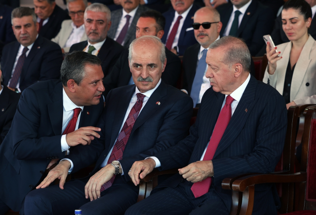 KKTC'deki törende dikkat çeken anlar! Erdoğan, Bahçeli ve Özel yan yana