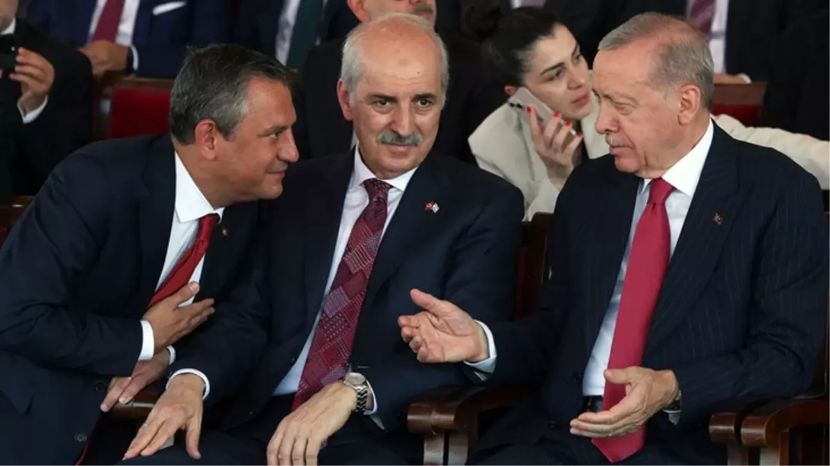 KKTC\'deki törende dikkat çeken anlar! Erdoğan ile Özel arasında samimi sohbet