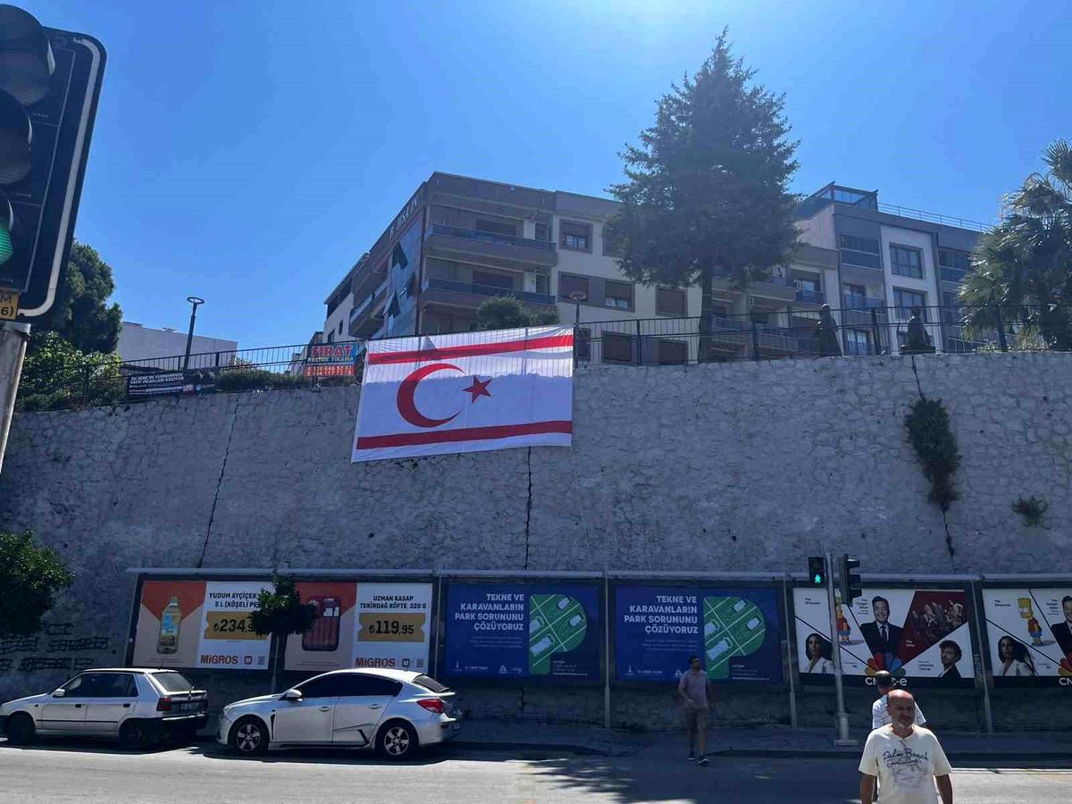 İzmir, Kuzey Kıbrıs Türk Cumhuriyeti\'nin Barış ve Özgürlük Bayramı\'nı kutladı