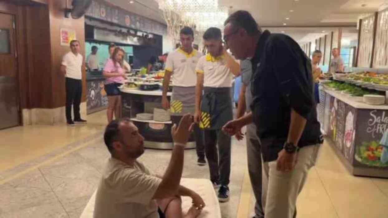 Klima sorunu çözülmeyen tatilciden protesto! Yatağını otelin en serin yeri olan restorana taşıdı