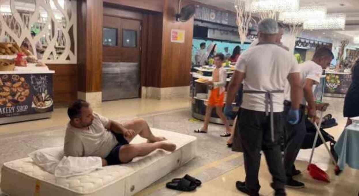 Klima sorunu çözülmeyen tatilciden protesto! Yatağını otelin en serin yeri olan restorana taşıdı