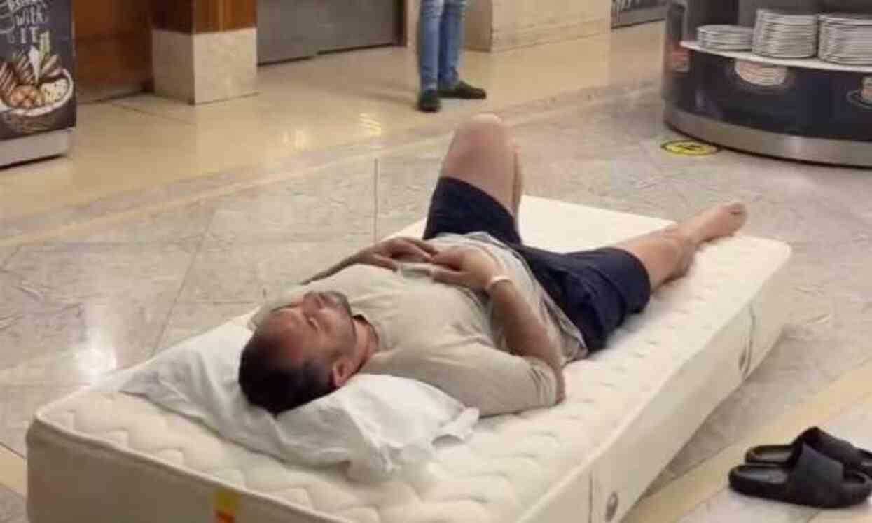 Klima sorunu çözülmeyen tatilciden protesto! Yatağını otelin en serin yeri olan restorana taşıdı