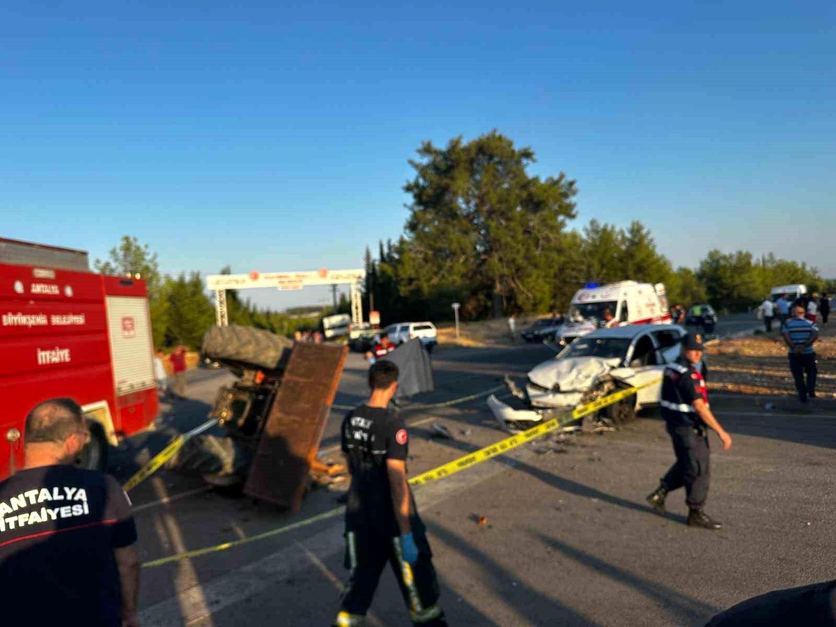 Antalya\'da Traktöre Çarpan Otomobilin Sürücüsü Hayatını Kaybetti