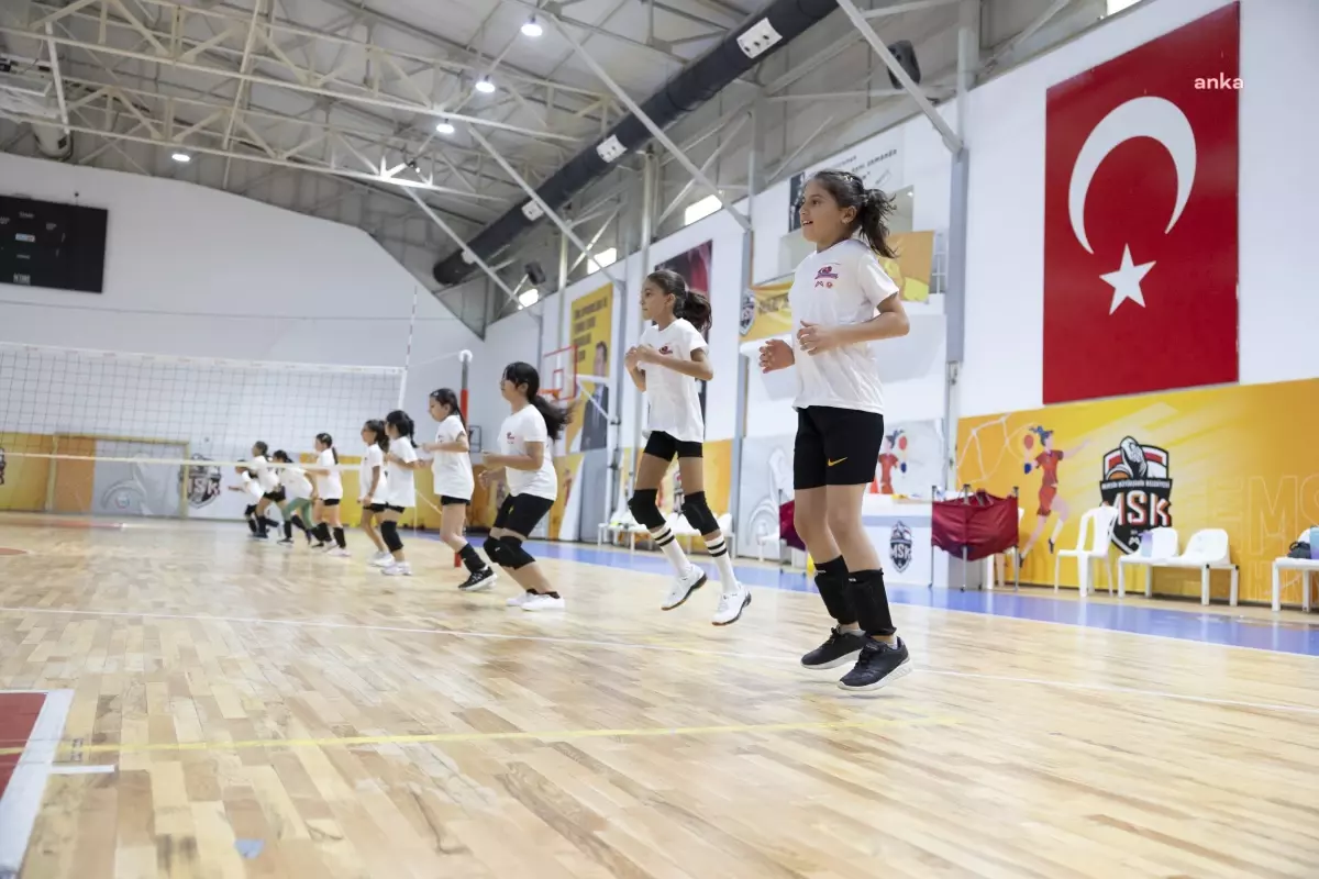 Mersin Büyükşehir Belediyesi Ücretsiz Voleybol Kurslarıyla Çocukları Sporla Buluşturuyor