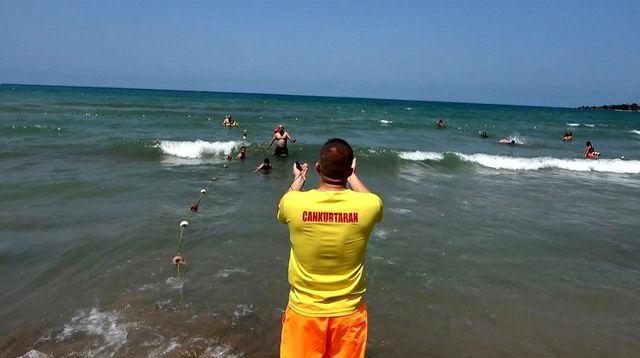 Görüntü denize girmenin yasak olduğu plajdan! Rip akıntısına bile aldırmadılar Görüntü denize girmenin yasak olduğu plajdan! Rip akıntısına bile aldırmadılar
