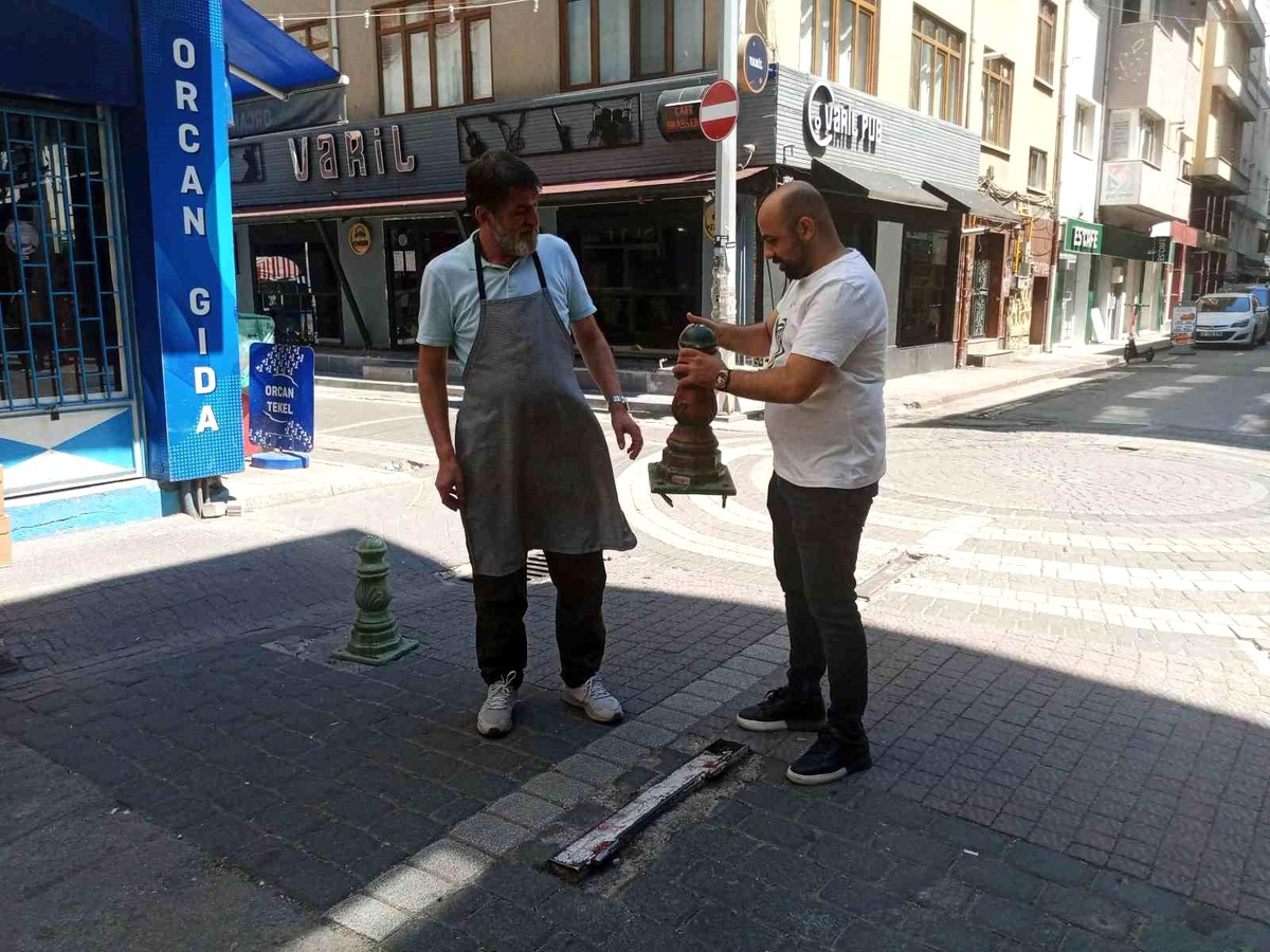 Eskişehir\'de Motosikletli Kuryelerin Geçtiği Sokakta Esnafın Çözüm Çabası