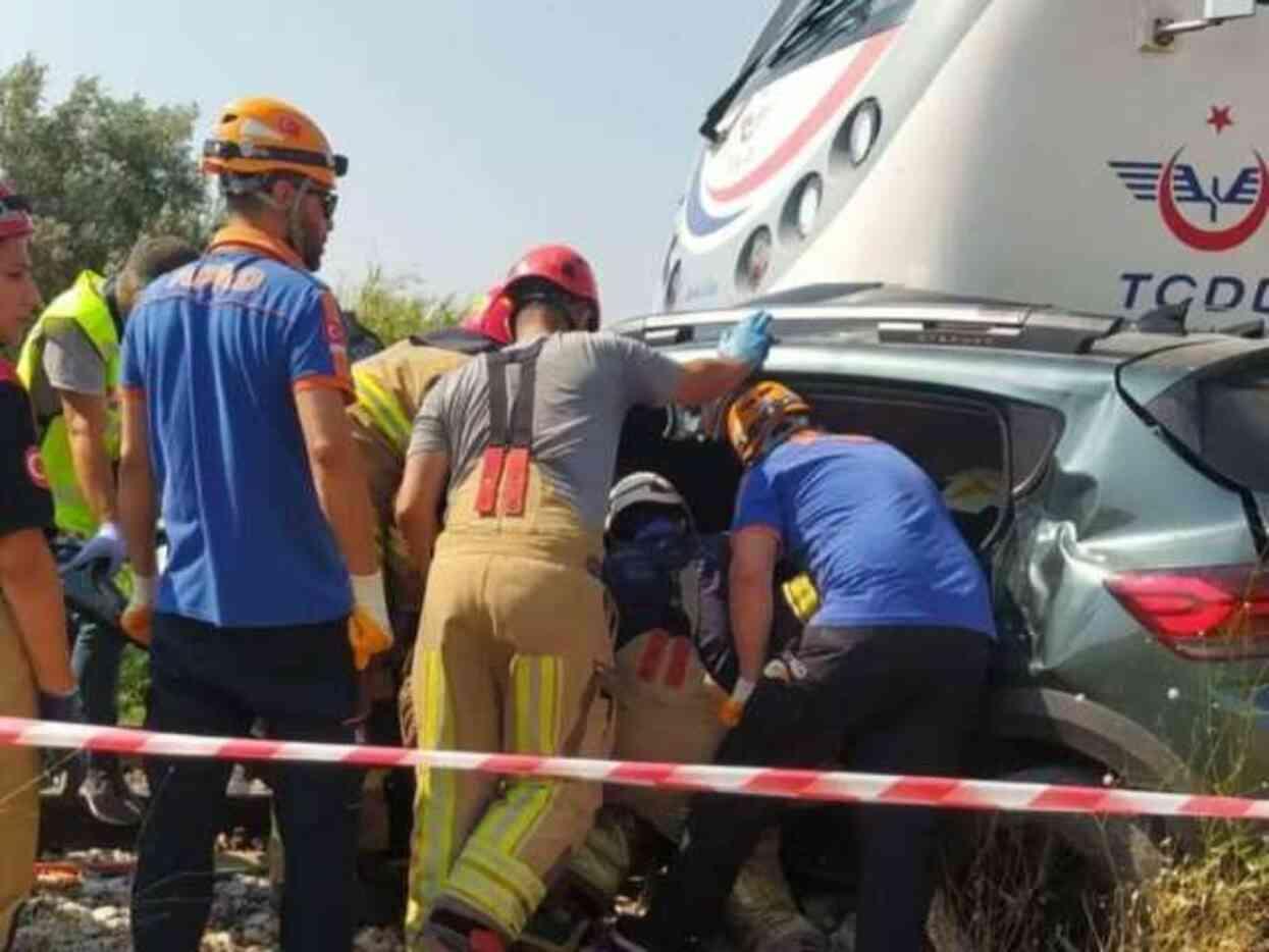 Yolcu treni otomobile çarptı! Hastaneye giden aile feci şekilde can verdi