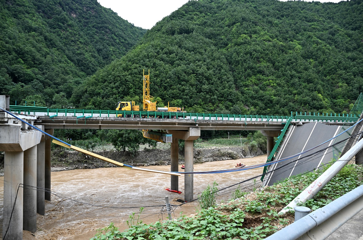 Çin\'de Sel Nedeniyle Otoyol Köprüsü Çöktü: 12 Ölü, 31 Kişi Kayıp