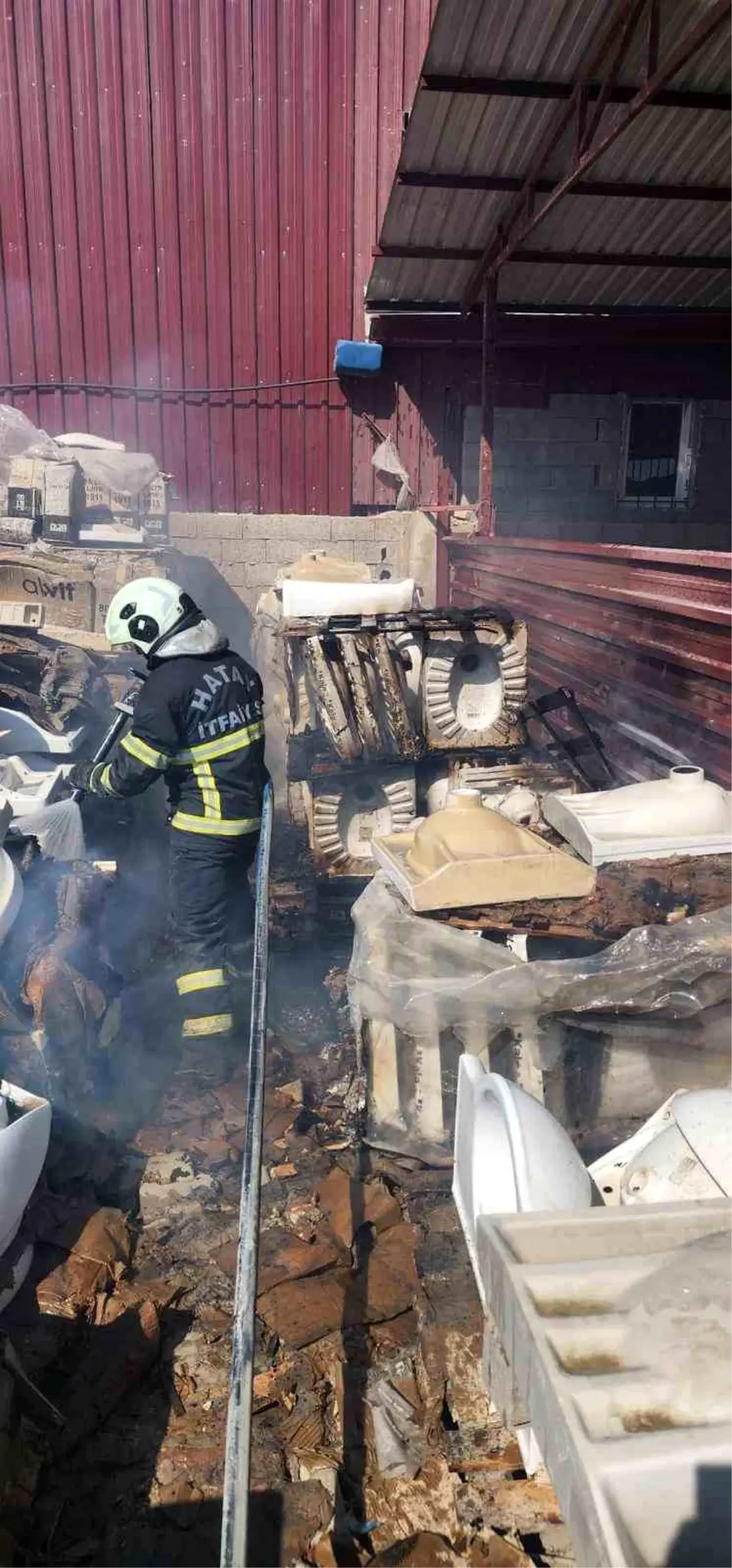 Antakya\'da çıkan işyeri yangını itfaiye tarafından söndürüldü