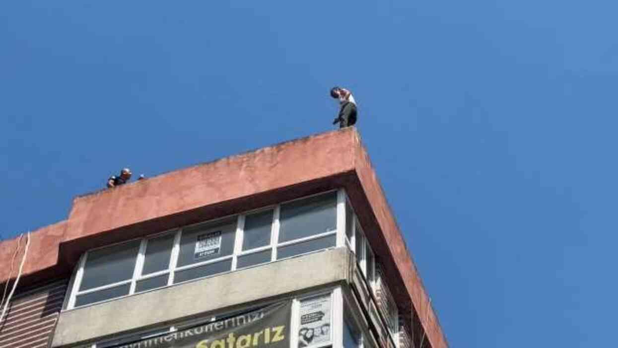 Bayılan simitçi 'Bir şeyi yok' sözüne kızdı! Çatıya çıkarak intihara kalkıştı