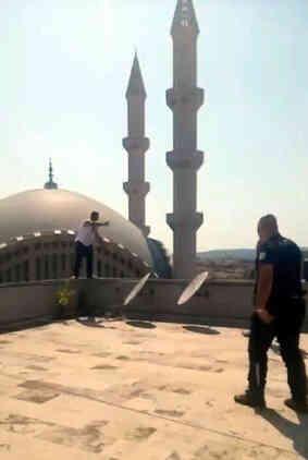 Bayılan simitçi 'Bir şeyi yok' sözüne kızdı! Çatıya çıkarak intihara kalkıştı