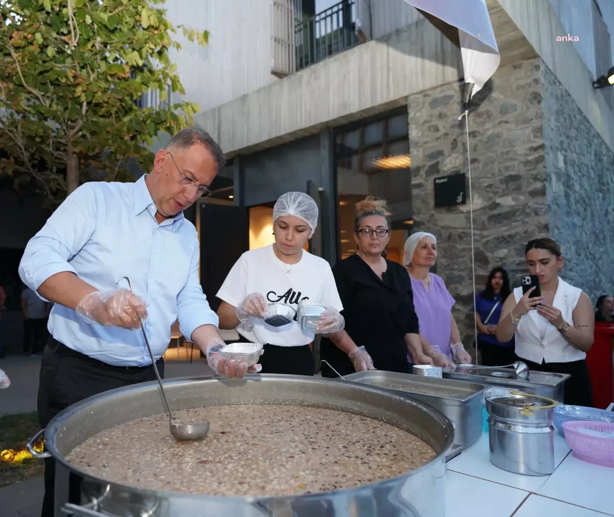 Beylikdüzü Belediyesi Muharrem Ayında Binlerce Kişiye Aşure İkram Etti