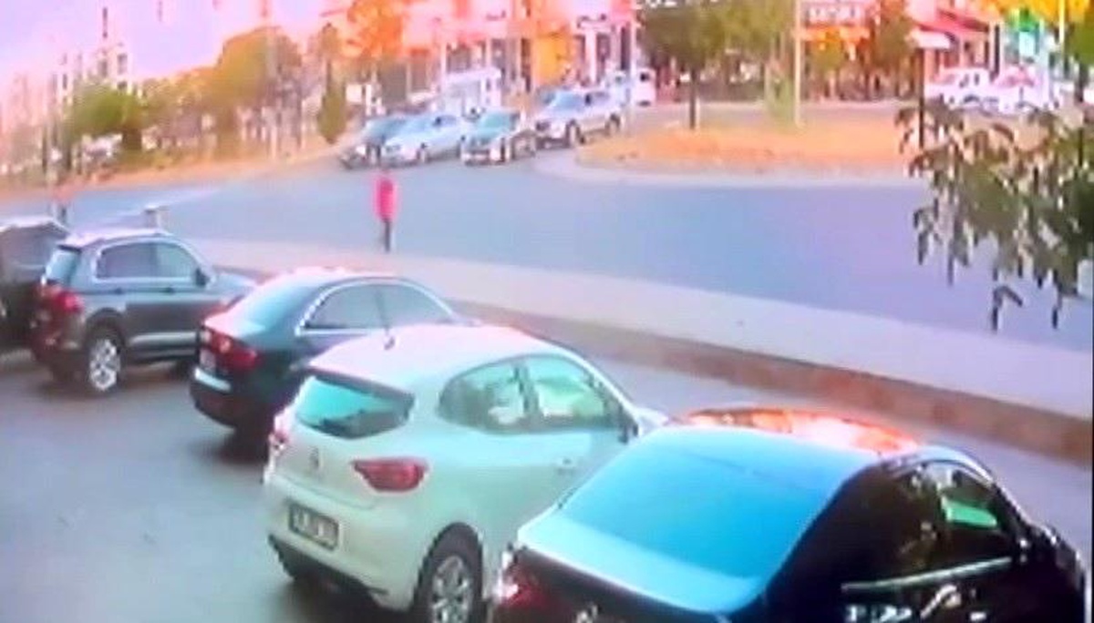 Bingöl\'de otomobilin çarptığı çocuğun kaza anı güvenlik kamerasında