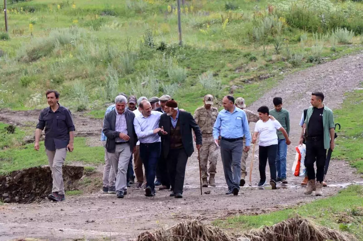 Oltu Belediyesi ve DSİ ekipleri sel felaketinde zarar gören mahallelere yardım ediyor