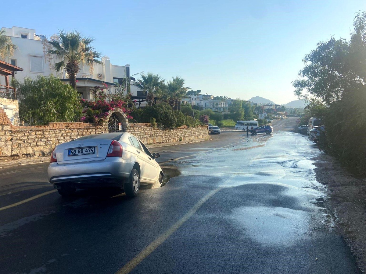 Bodrum\'da Ana İsale Hattı Patlağı Sonrası Otomobil Çukura Düştü