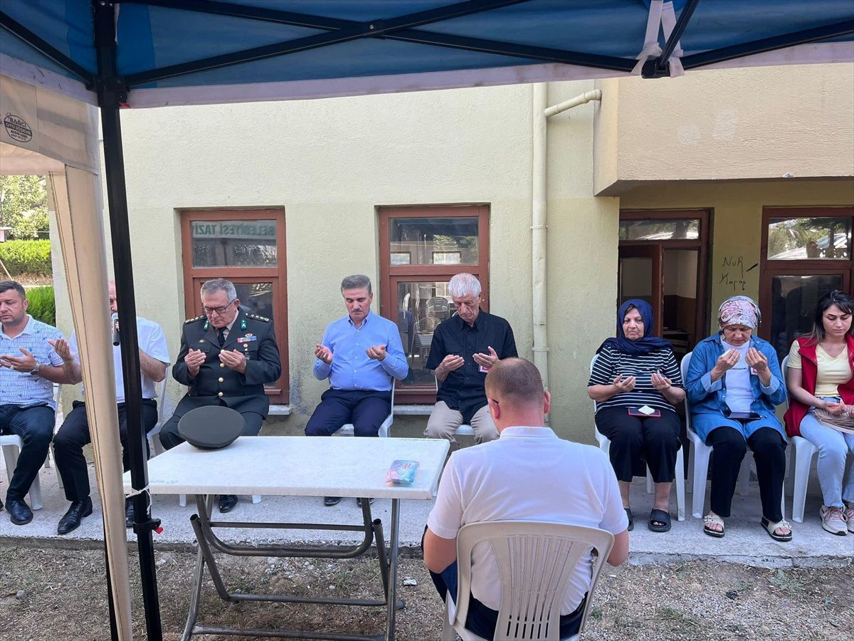 Isparta Valisi Aydın Baruş, şehit Piyade Yarbay Abdullah Cem Demirkan\'ın ailesini ziyaret etti