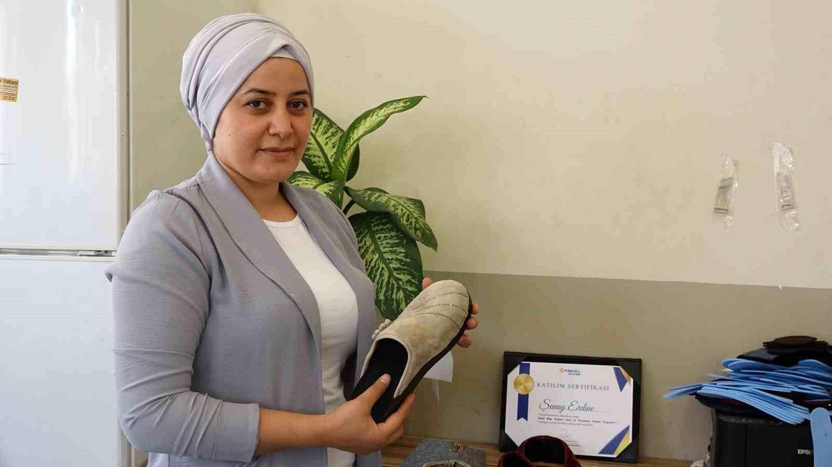 Şenay Erdine, KAGİDEM\'in desteğiyle ayakkabı saya atölyesini kurarak kendi işinin patronu oldu