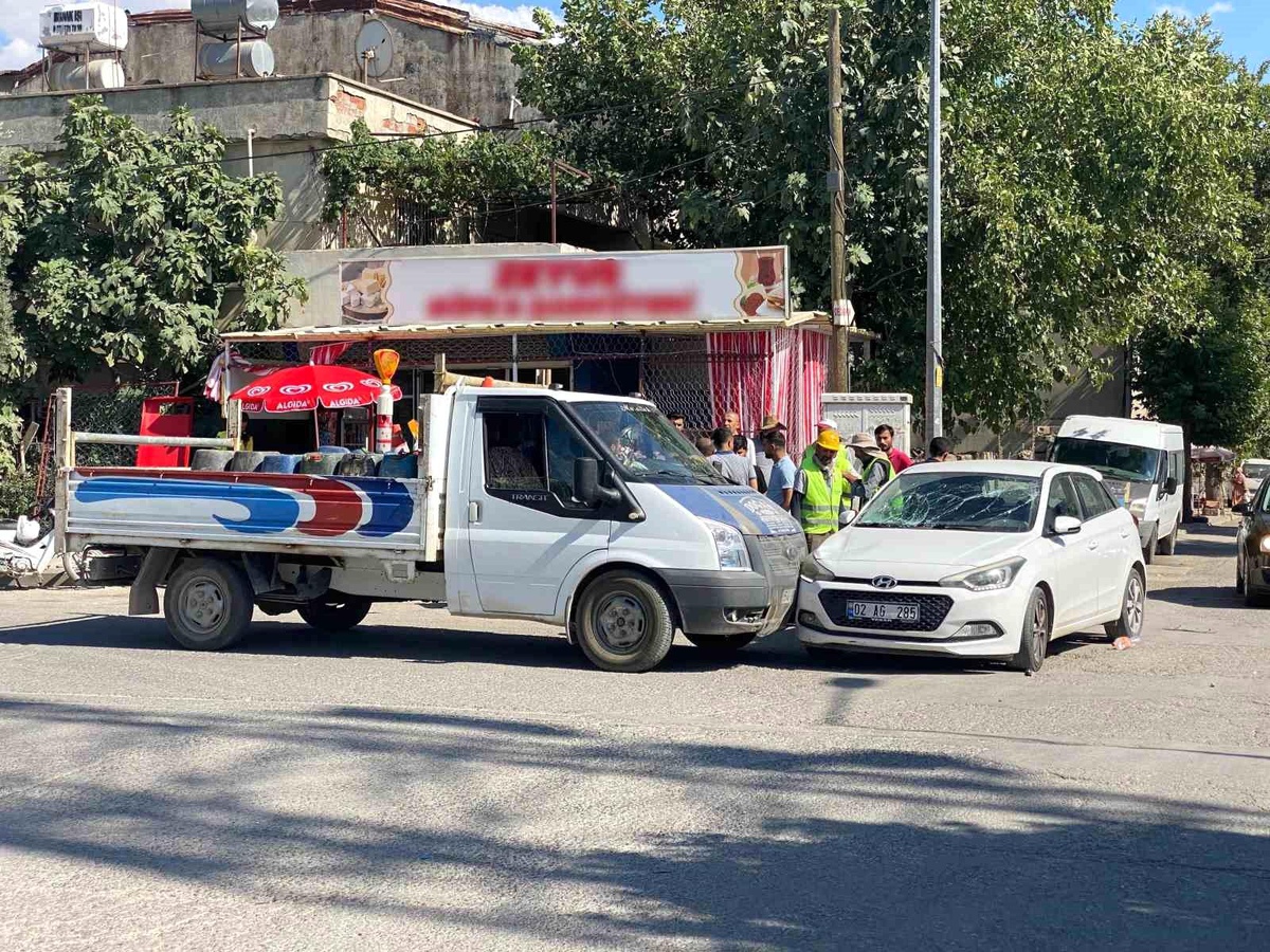 Adıyaman\'da Kamyonetin Üzerine Uçan Otomobildeki 2 Kişi Yaralandı