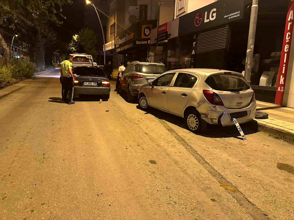 Elazığ\'da Sürücüsünün Direksiyon Hakimiyetini Kaybeden Araç Park Halindeki Otomobile Çarptı