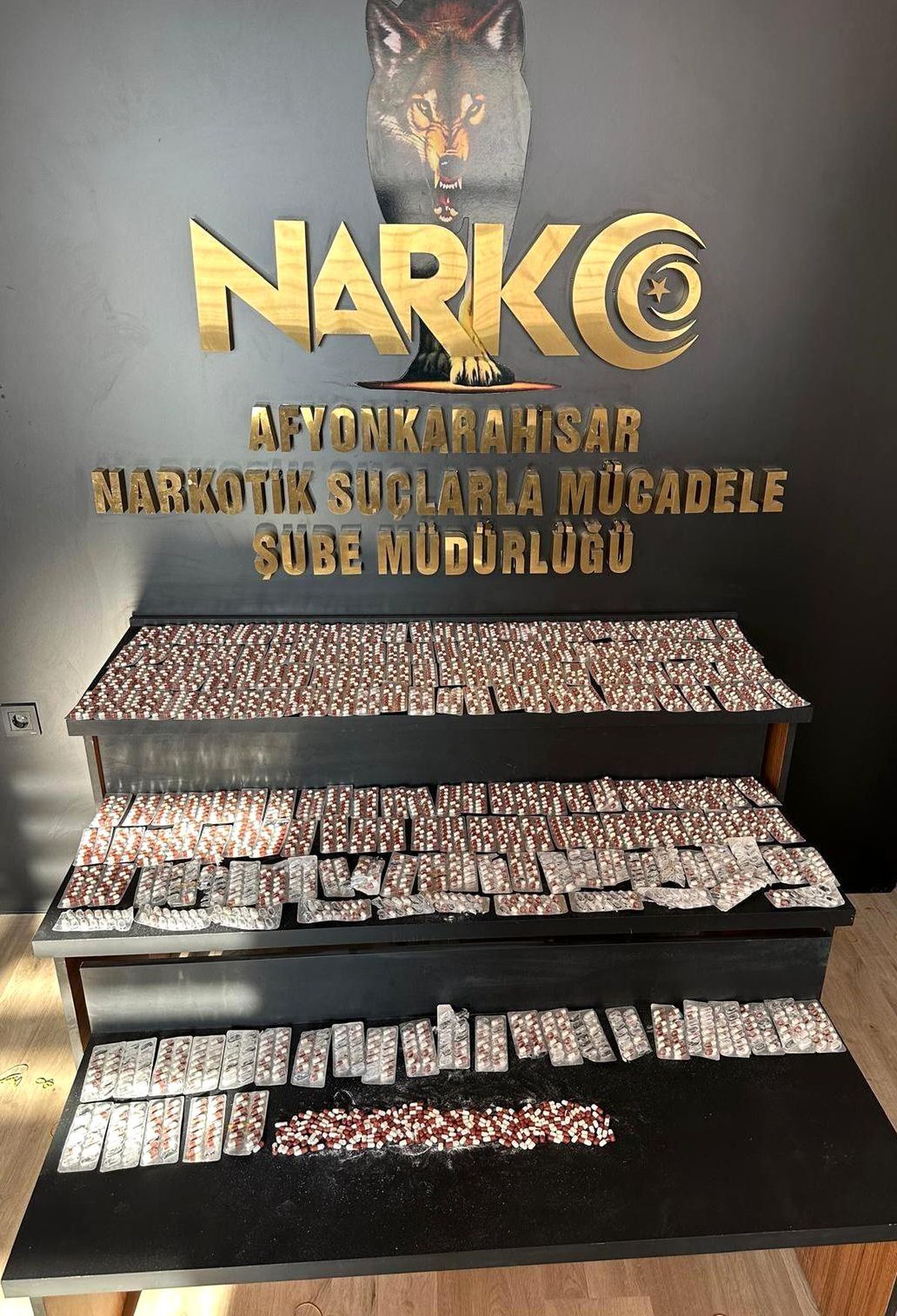 Afyonkarahisar\'da Ters Şeritten Kaçan Araçta 5 Bin 599 Adet Sentetik Ecza Ele Geçirildi
