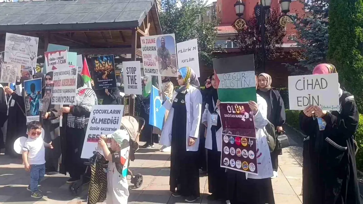 Erzurum\'da İsrail\'in Gazze\'ye saldırılarını protesto eden sağlıkçılar sessiz yürüyüşe devam ediyor