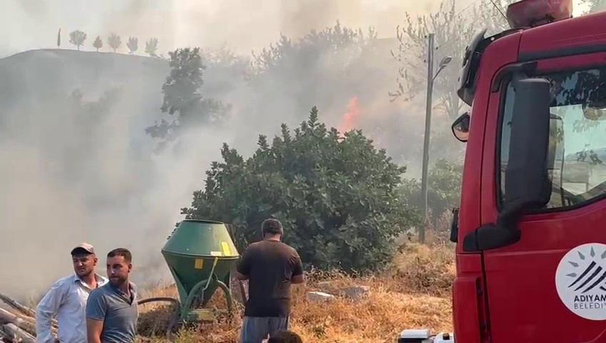Adıyaman\'da Anız Yangınında Traktör Devrildi, Çiftçi Yaralandı