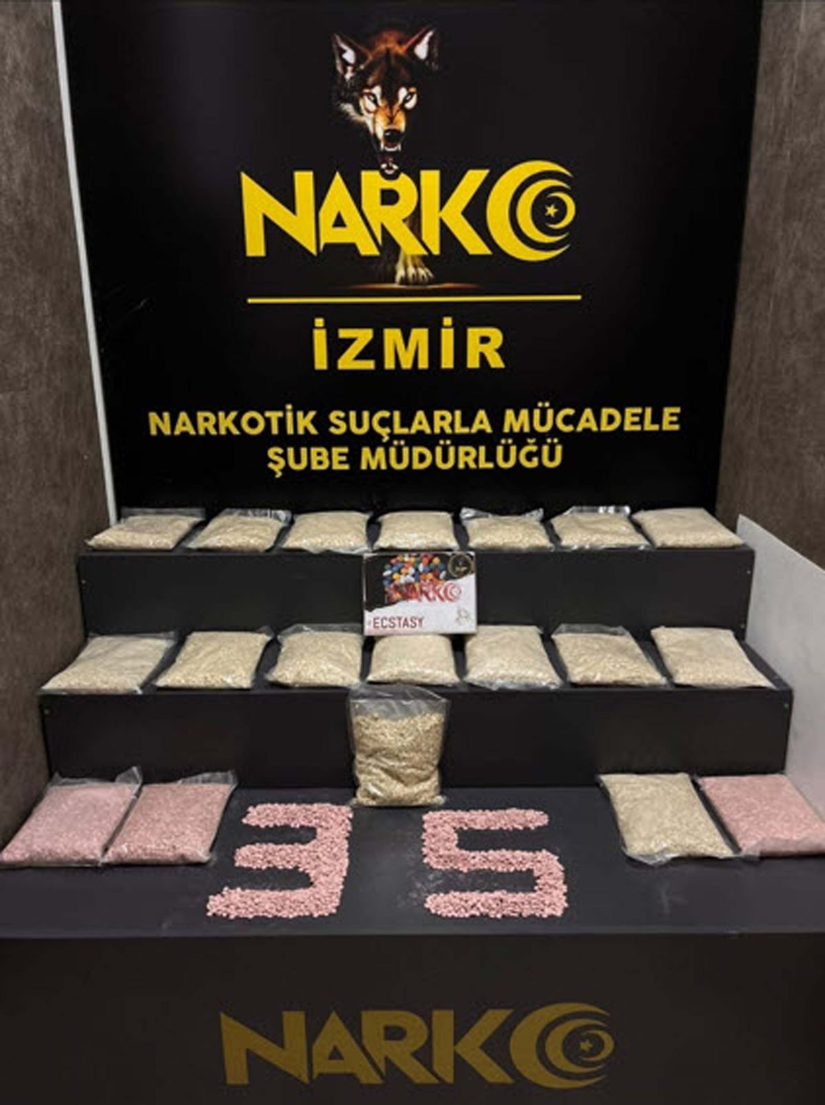 İzmir\'de Torbacılara Operasyon: 102 Bin Ecstasy Ele Geçirildi