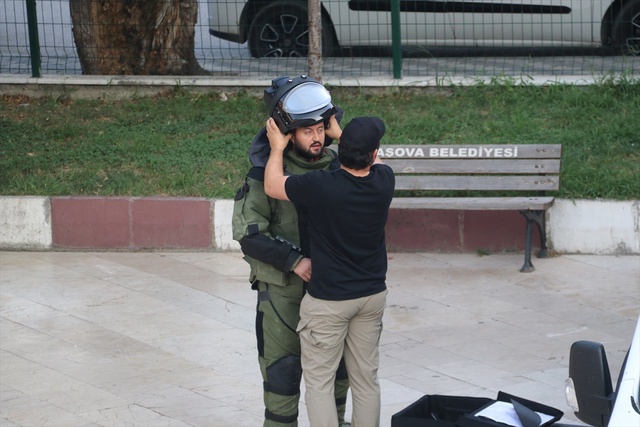 Amasya'da camide şüpheli çanta patlatıldı Amasya'da camide şüpheli çanta patlatıldı