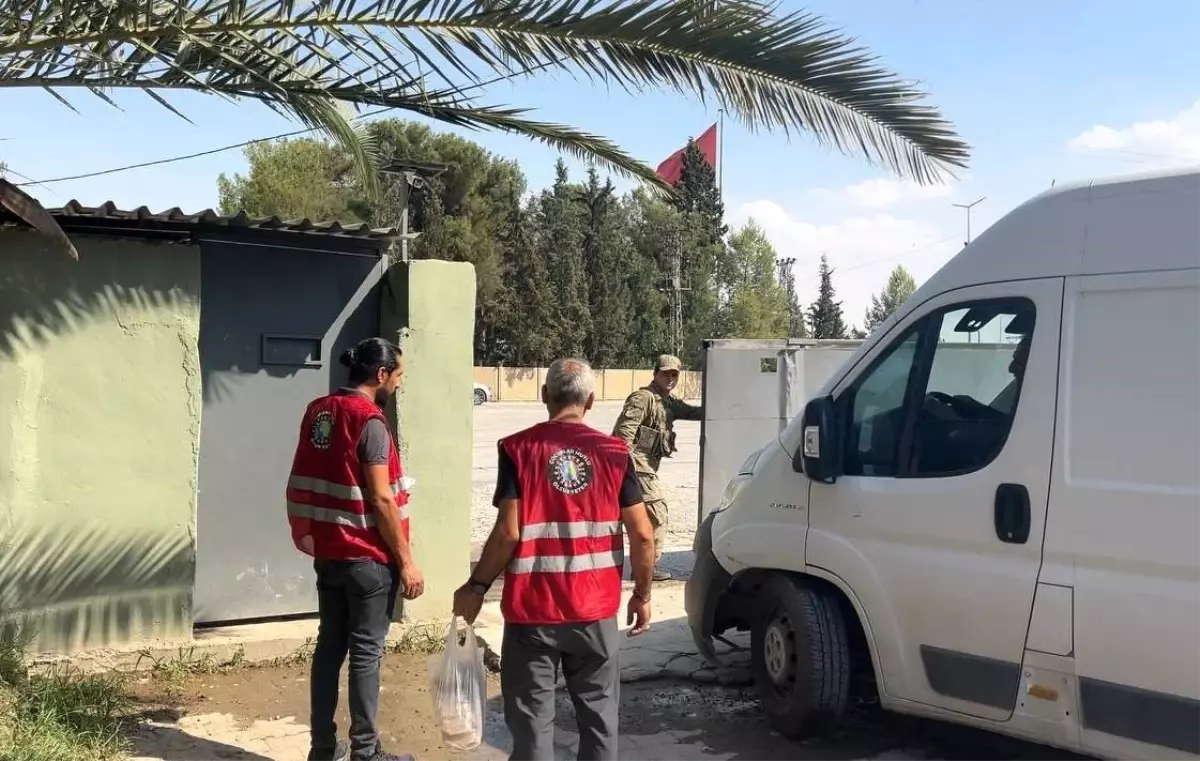 Şanlıurfa\'da gençlerden asker ve polislere aşure ikramı