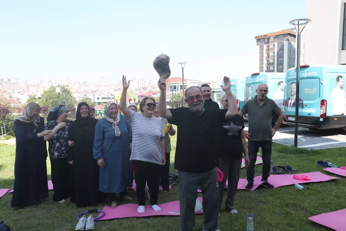 Bağcılar Belediyesi Vefahane Yaşam Merkezi\'nde Kahkaha Seansı Düzenlendi