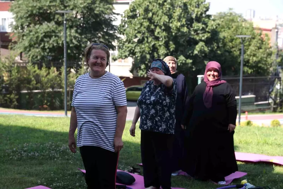 Bağcılar Belediyesi Vefahane Yaşam Merkezi\'nde Kahkaha Seansı Düzenlendi