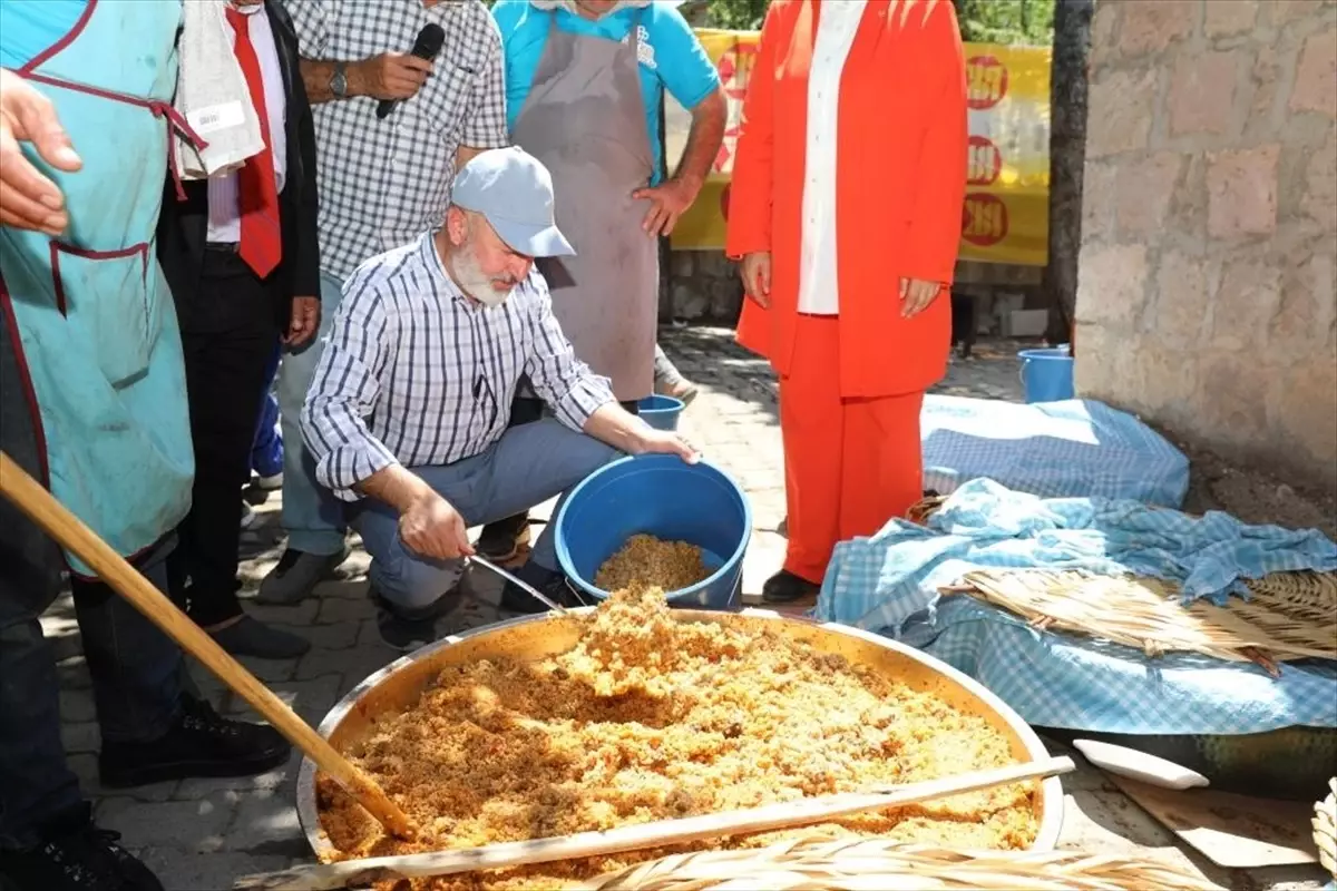 Kocasinan Belediye Başkanı Ahmet Çolakbayrakdar, Obruk Mahallesi\'nde düzenlenen pilav şenliğinde vatandaşlarla bir araya geldi