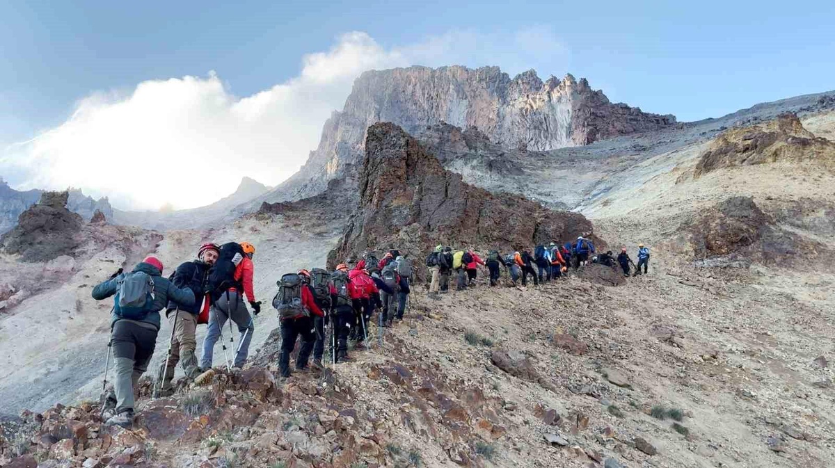 Hacılar Belediyesi, Sütdonduran Kampı ve Erciyes Zirve Tırmanışı\'nın başarılı bir şekilde tamamlandığını duyurdu