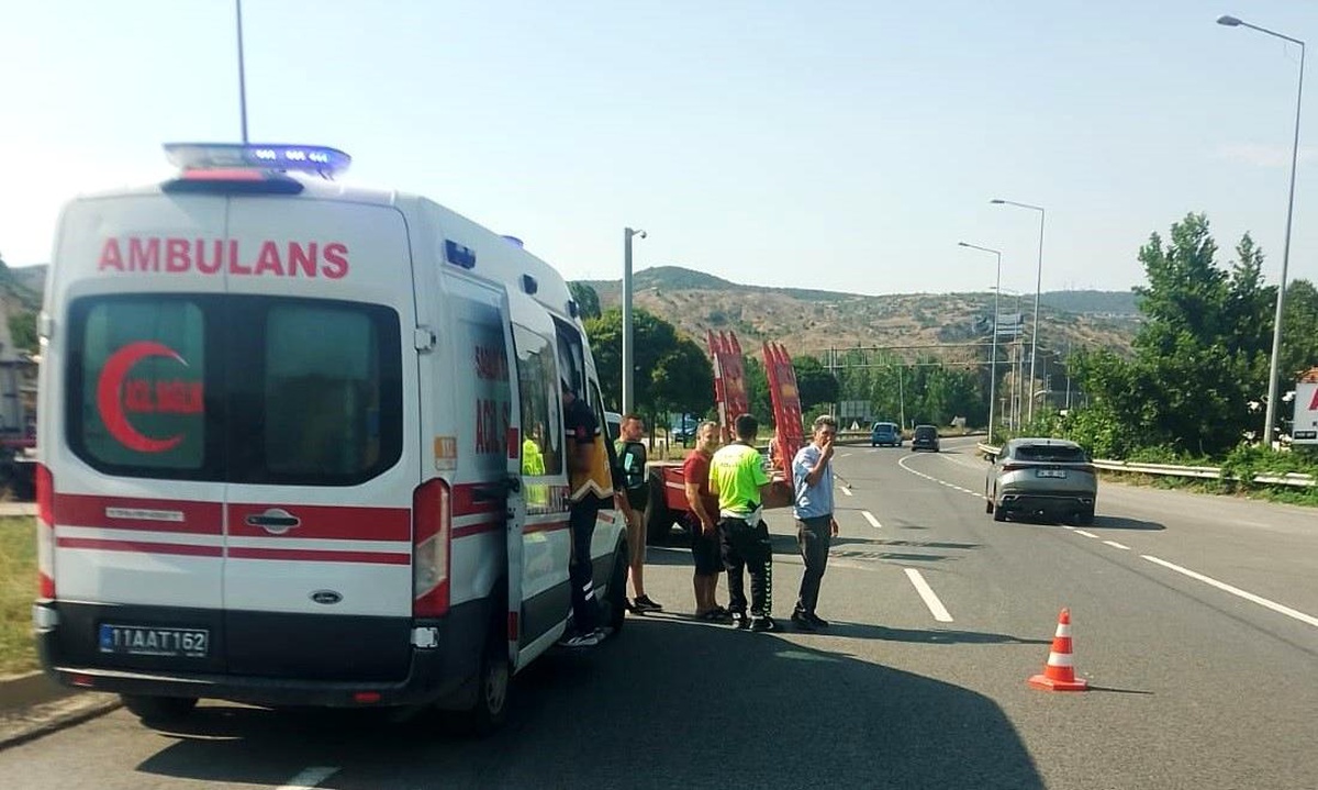 Bilecik\'te Hafif Ticari Araç Tıra Çarptı: 1 Yaralı