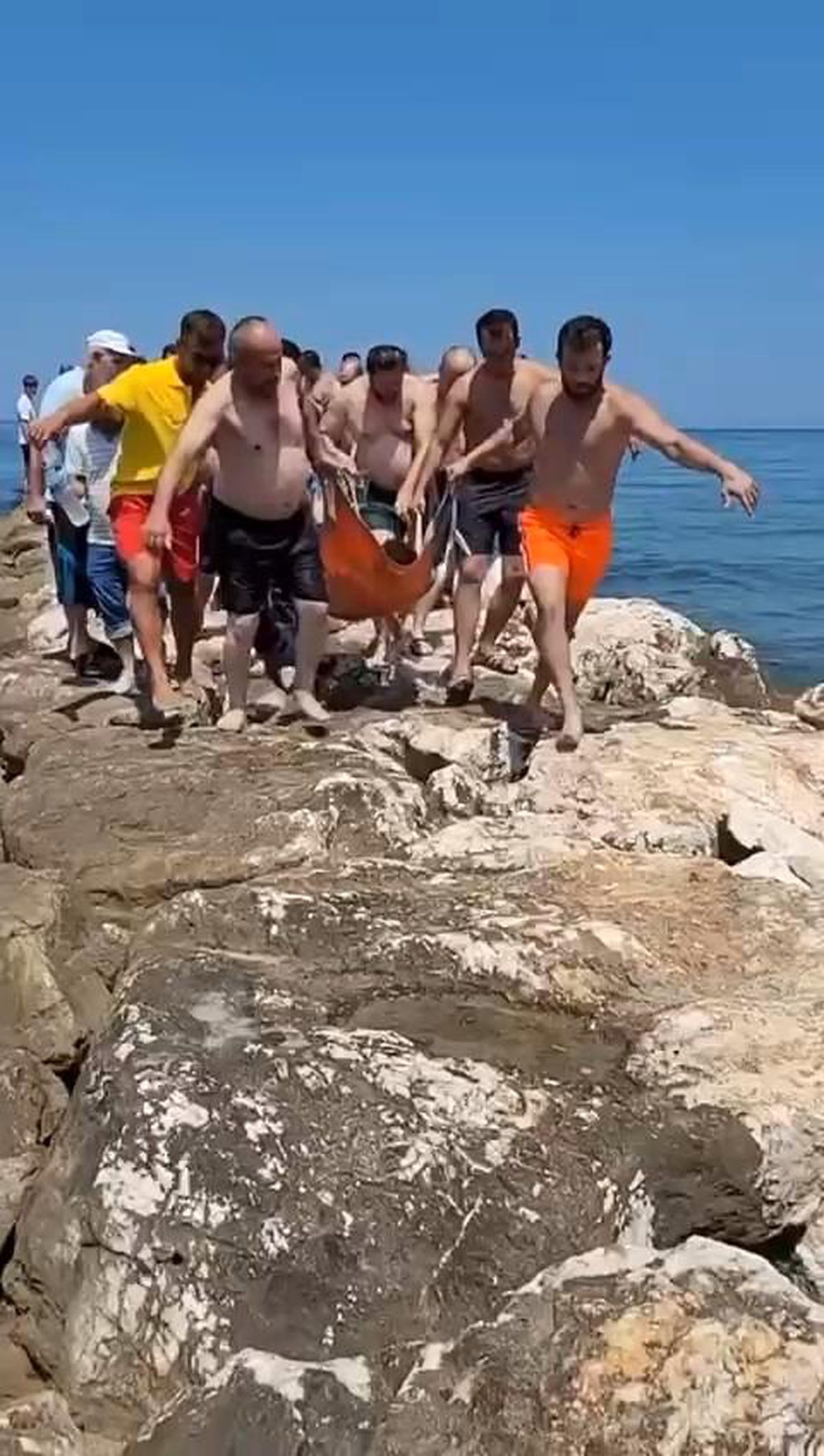 Karacabey\'de Denizde Boğulmak Üzere Olan Çocuk Kurtarıldı