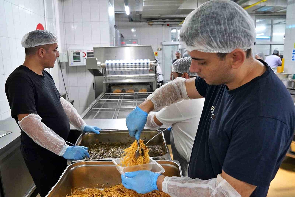 İzmir Büyükşehir Belediyesi, Yalnız Yaşayan ve Engelli Vatandaşlara Sıcak Yemek Ulaştırıyor