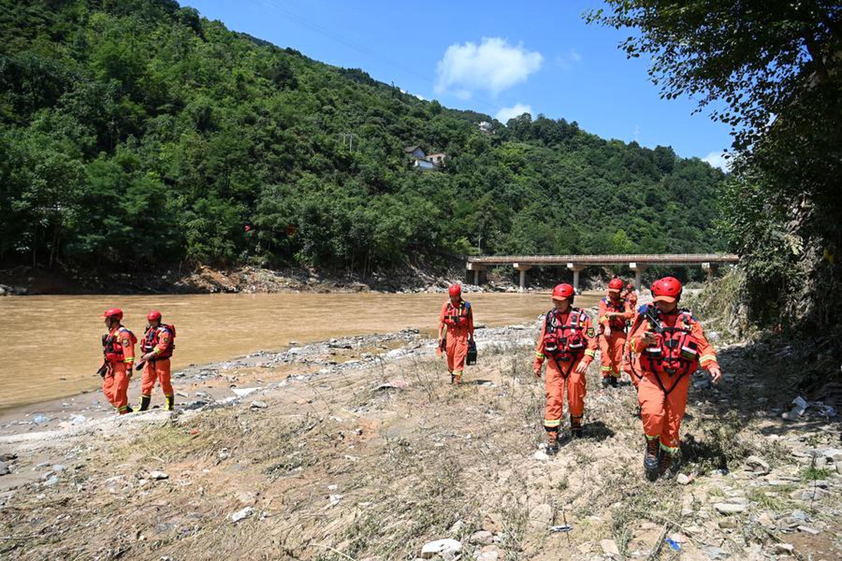 Çin\'de Otoyol Köprüsü Çöktü: 15 Kişi Hayatını Kaybetti