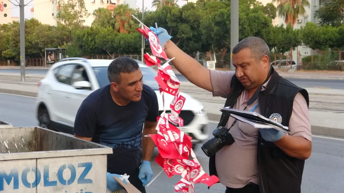 Çöp konteynerlerinde bulunan Türk bayrakları polis tarafından incelendi