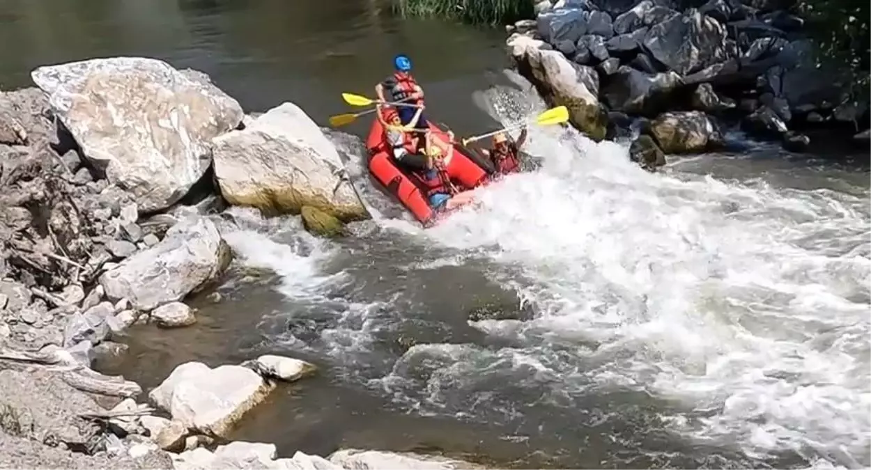 Bursa\'da Kocasu Çayı\'nda rafting yapan dağcıların heyecan dolu anları