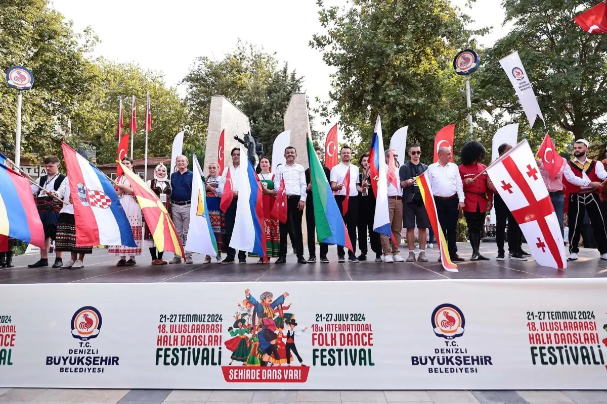 Denizli\'de Uluslararası Halk Dansları Festivali Kortej Yürüyüşüyle Başladı