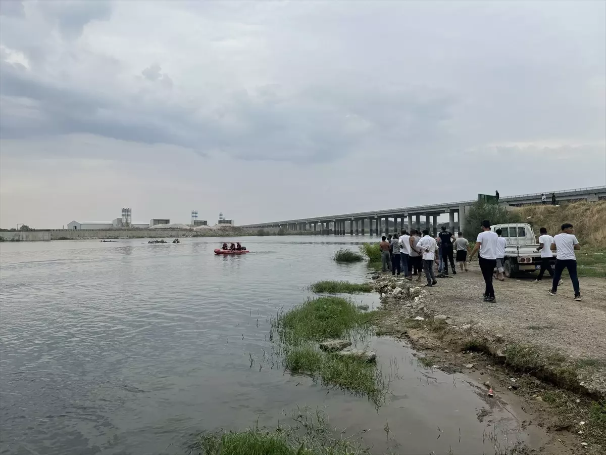 Edirne\'de Meriç Nehri\'ne giren 3 gençten 2\'si hayatını kaybetti